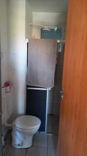 y baño con aseo y cabina de ducha. en Apartamento no condomínio Bilbao - B7 202, en Teresina