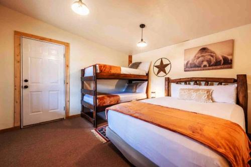 Katil dua tingkat atau katil-katil dua tingkat dalam bilik di New! Adorable Cabin in Colorado National Forest