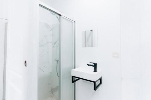 Koupelna v ubytování Atomihotel: Contemporary Comfort Steps from the Atomium!