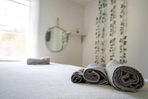 dos toallas enrolladas encima de una cama en Family Place that Feels like Home, en Fredericton