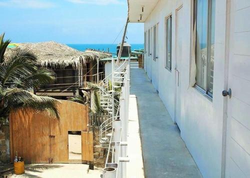 een gang van een huis met de oceaan op de achtergrond bij Ángeles del Mar in Piura