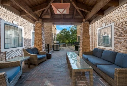 Posezení v ubytování Staybridge Suites Chesapeake-Virginia Beach by IHG
