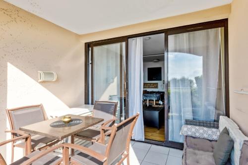 une salle à manger avec une table et des chaises dans l'établissement Appartement Wemyssia - Welkeys, à Cannes