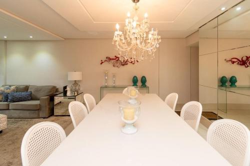 comedor con mesa blanca y sillas en Apartamento de 3 quartos no Setor Bueno - DLZ0302, en Goiânia