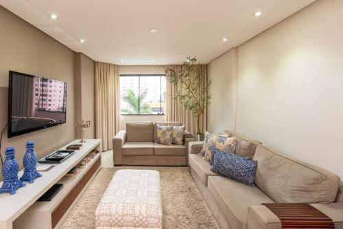 sala de estar con sofá y TV en Apartamento de 3 quartos no Setor Bueno - DLZ0302, en Goiânia