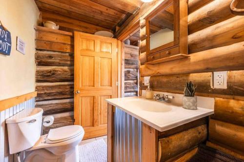 Ένα μπάνιο στο New! Charming Cabin in Colorado National Forest
