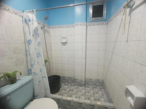 łazienka z toaletą i prysznicem w obiekcie La Residencia Tacloban w mieście Tacloban