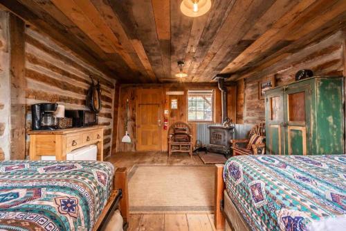 Ένα ή περισσότερα κρεβάτια σε δωμάτιο στο New! Historic 1906 cabin in Colorado Natl Forest