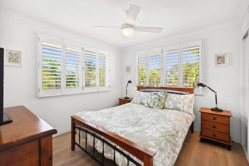 una camera da letto con un letto e due finestre di 11 Dalmor Court a Coolum Beach