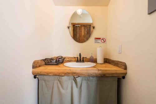 Φωτογραφία από το άλμπουμ του New! Historic 1906 cabin in Colorado Natl Forest σε Lake George