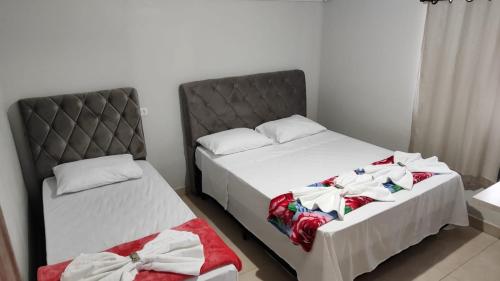 Un pat sau paturi într-o cameră la Royal Hotel