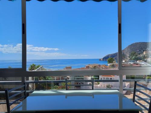 una vista dell'oceano dal balcone di una casa di Vistas al mar. Junto a la playa. Garaje y piscina. a Calpe