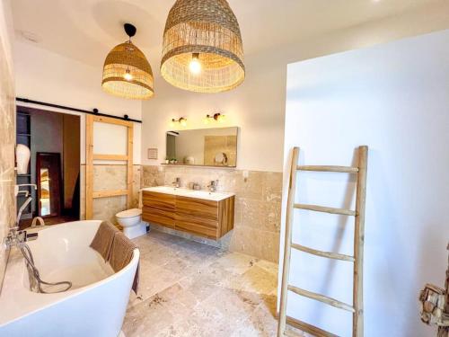 une salle de bain avec une baignoire, des toilettes et un lavabo dans l'établissement Mas de charme à 8kms d'Uzes, à Flaux