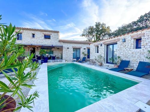 une piscine devant une villa dans l'établissement Mas de charme à 8kms d'Uzes, à Flaux