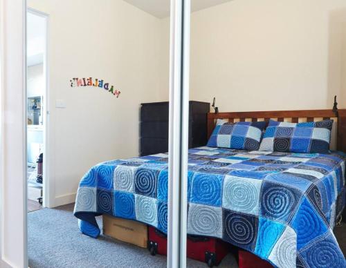 Säng eller sängar i ett rum på Highview on High St - A Balcony Haven in Northcote