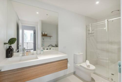 y baño con lavabo, aseo y ducha. en Backpackers' Delight with Sprawling City Views en Melbourne