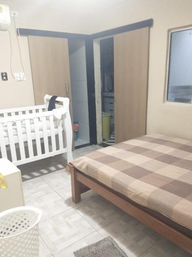 1 dormitorio con 1 cama en una habitación en João Carlos Lima de Brito, en Olinda