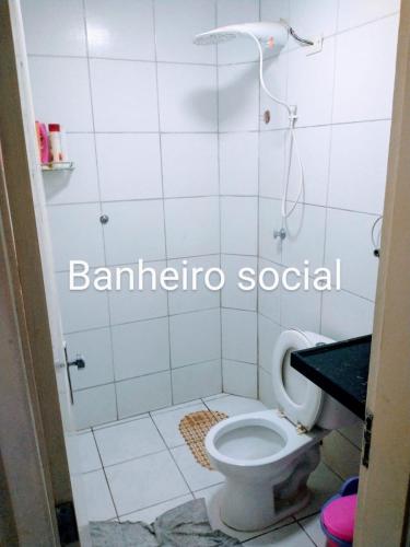 y baño con aseo y ducha. en João Carlos Lima de Brito, en Olinda