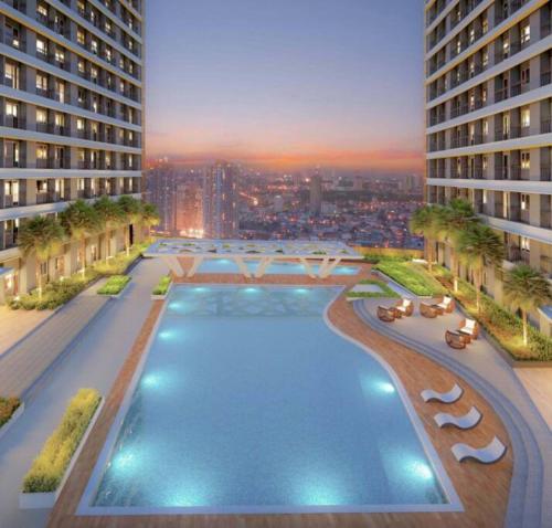 - une vue sur la grande piscine située dans un bâtiment dans l'établissement Cozy New 1BR Condo with Balcony, à Manille