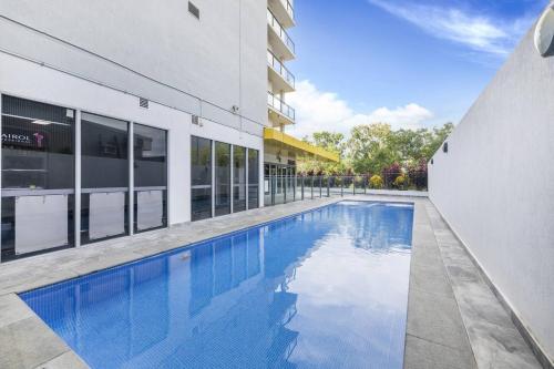 Piscina a 'Top of Town' Resort-style Stay in Heart of Darwin o a prop