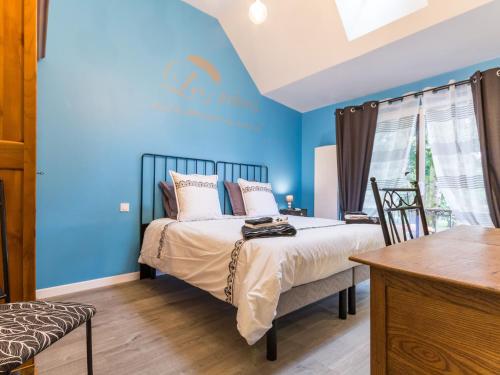 Schlafzimmer mit blauen Wänden und einem Bett in der Unterkunft Gîte Joué-sur-Erdre, 4 pièces, 6 personnes - FR-1-306-942 in Joué-sur-Erdre