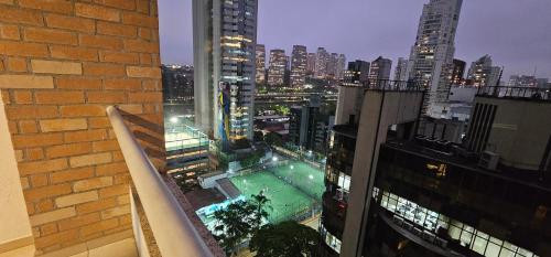 een uitzicht op de stad 's nachts vanuit een gebouw bij Duplex NYC Berrini - 1506 in Sao Paulo