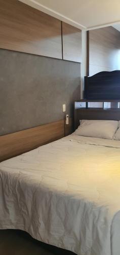 um quarto com uma grande cama branca em Duplex NYC Berrini - 1506 em São Paulo