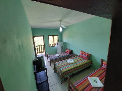 einen Blick über ein Zimmer mit 2 Betten in der Unterkunft Sobrado Flor de Maio in Milho Verde
