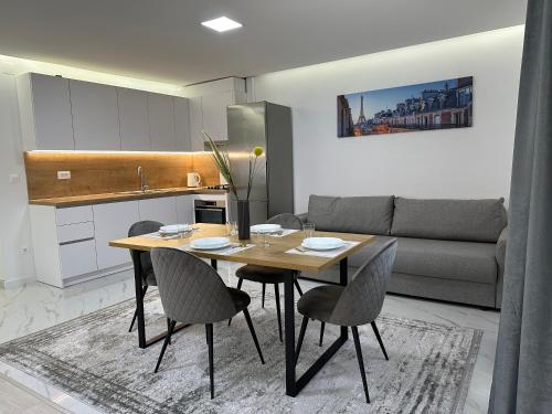 Una cocina y un comedor con mesa y sillas. en Rozi apartments, en Zagreb