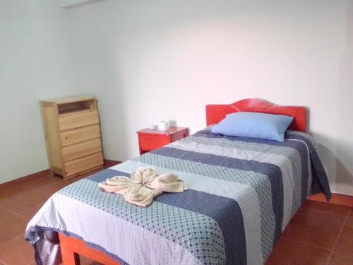 una camera con un letto con una coperta blu e bianca di Casa Tejedora a Chincheros