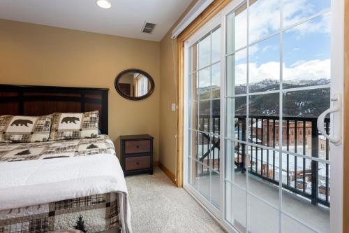 1 dormitorio con cama y ventana grande en Penthouse Studio w Mtn Sunrise Views & Near Silver Mtn en Kellogg