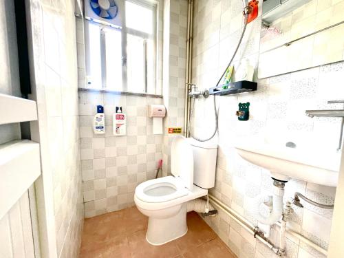 a small bathroom with a toilet and a sink at 網紅琪寓 旺角最中心朗豪坊旁 正大街 地鐵口1分鐘兩房一廳一衛一廚可住4-6人 in Hong Kong