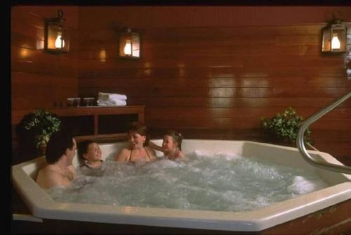 eine Gruppe von Personen in einer Badewanne in der Unterkunft Gorgeous 1st FL Mtn View Jiminy Suite Sleeps 4 Ski On Off in Hancock