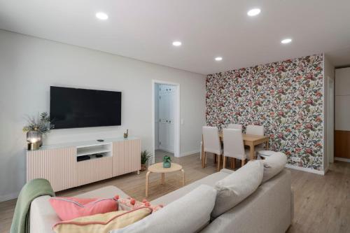 ein Wohnzimmer mit einem Sofa und einem TV in der Unterkunft In the touristic area and with a balcony Casa Branca VI in Funchal