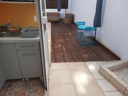 een open deur naar een keuken met een houten vloer bij Studio avec piscine, idéalement situé in Saint-Claude