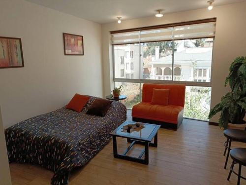uma sala de estar com um sofá e uma mesa em Hermoso Dpto. con ubicación excepcional(cala coto) em La Paz