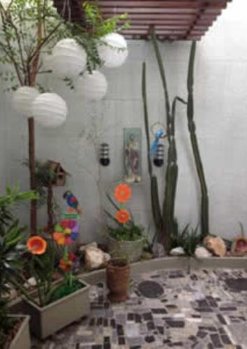 una habitación con un montón de plantas y flores en Pousada São José, en Fortaleza