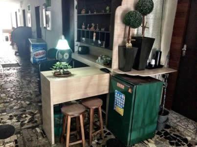 uma cozinha com um balcão e dois bancos e um bar em Pousada São José em Fortaleza