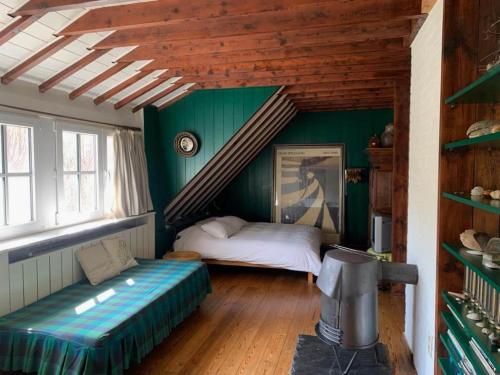 1 dormitorio con 1 cama en una habitación con paredes verdes en An island of green in the center of Ostend within walking distance of the sea, en Ostende