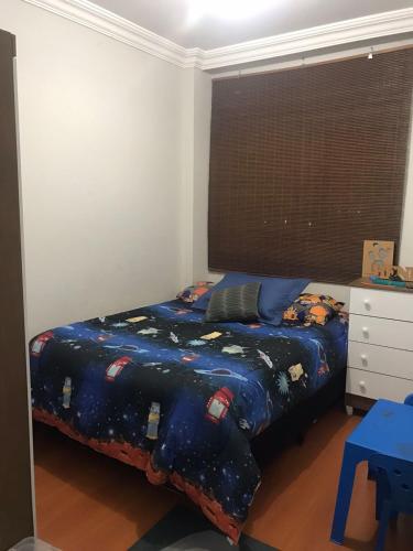 布盧梅瑙的住宿－Quarto para Casal Blumenau，一间卧室,配有一张带星空战床罩的床