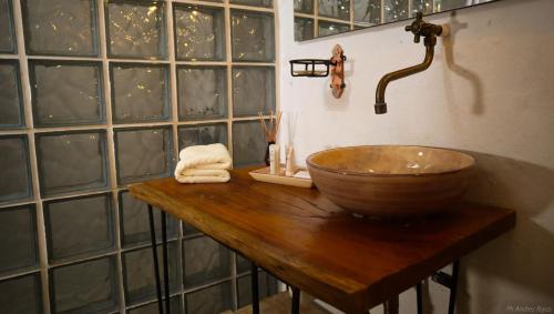 un bagno con lavandino a ciotola su un bancone in legno di La Cabaña Cleves a Neiva