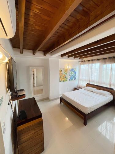 a bedroom with a bed and a television in it at Edificio Bahia Fragata Apartamento 411 in San Andrés
