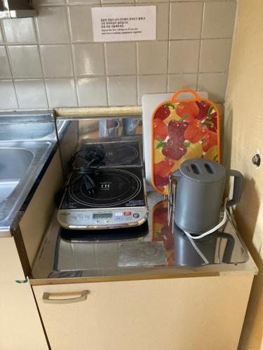 uma placa de fogão numa gaveta numa cozinha em 山下ビル５０１ em Sutara