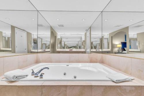 Edgar的住宿－Spacious Hideaway in Nature，大型浴室设有大浴缸和镜子