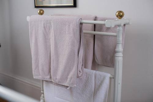 Duas toalhas penduradas num toalheiro na casa de banho em Assemblage Boutique Art B & B em Hobart