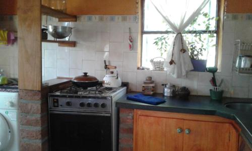 cocina con fogones y fregadero en Habitacion privada Stella Maris en Río Ceballos