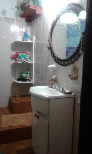 y baño con lavabo y espejo. en Habitacion privada Stella Maris en Río Ceballos
