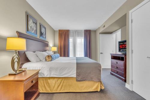1 dormitorio con 1 cama, vestidor y TV en Cozy Getaway with Resort Perks, en Edgar