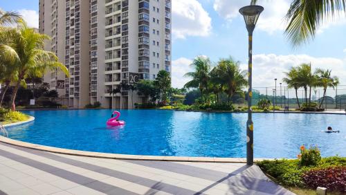 una piscina con un flamenco rosa en un edificio en Country Garden Danga Bay en Johor Bahru