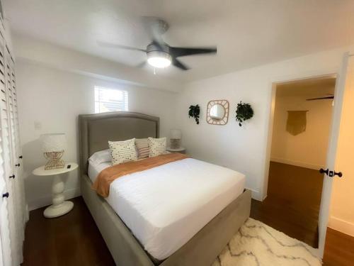 Schlafzimmer mit einem Bett und einem Deckenventilator in der Unterkunft New Miami Boutique, by Calle Ocho and South Beach! in Miami